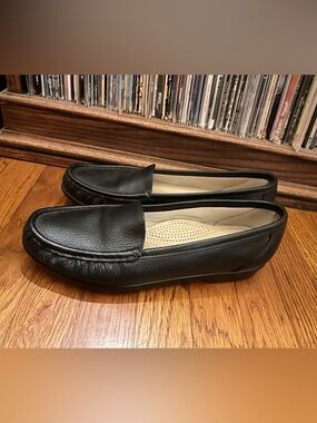 SAS Simplify 8.5S Slim Black Loafers